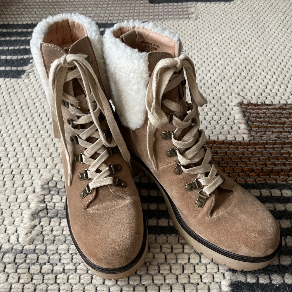 Oasis Society Women’s Tan Chunky Sole Combat Style Boot size 10